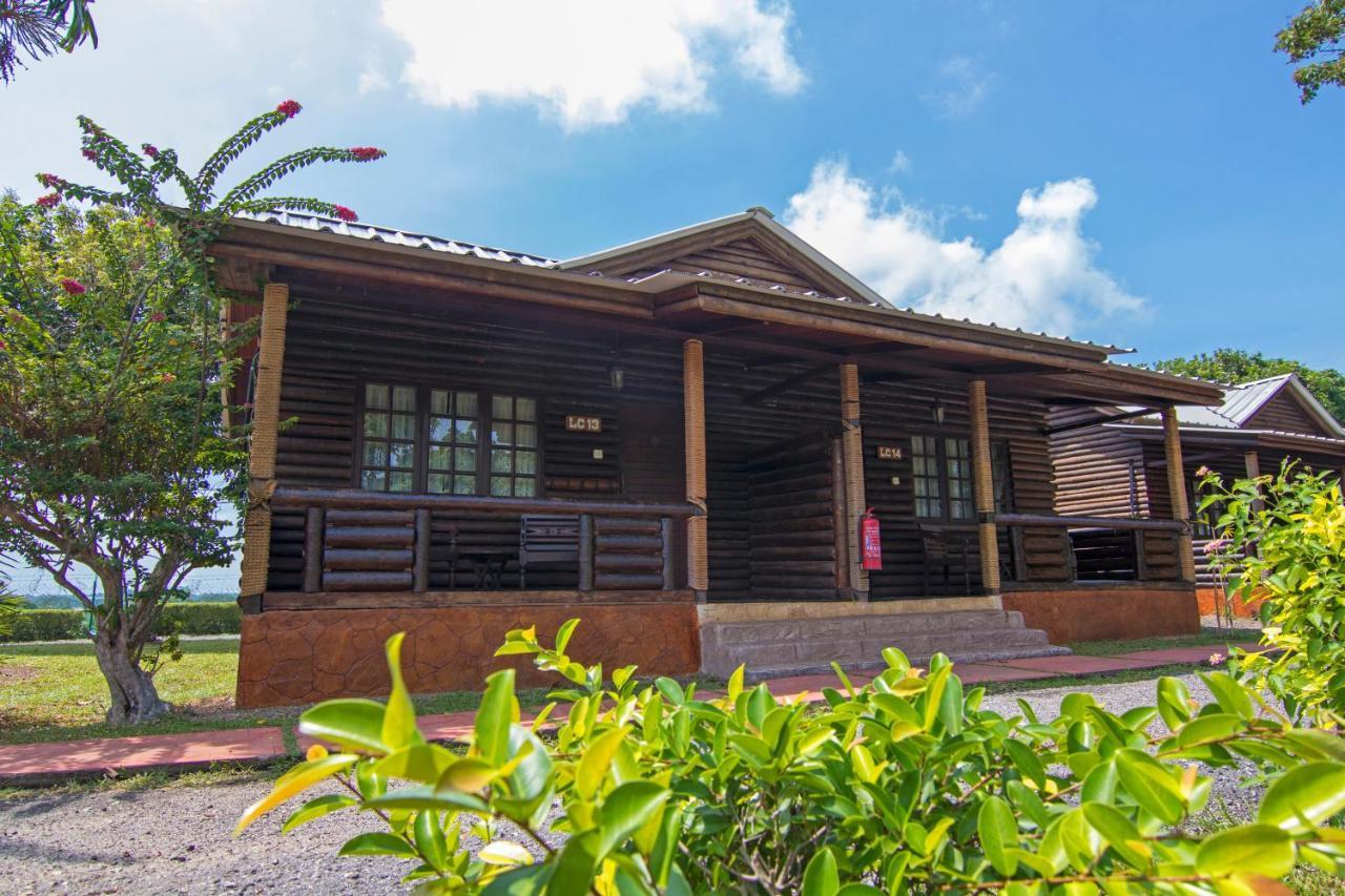 Eagle Ranch Resort Port Dickson Extérieur photo