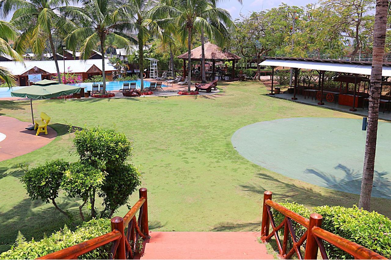 Eagle Ranch Resort Port Dickson Extérieur photo